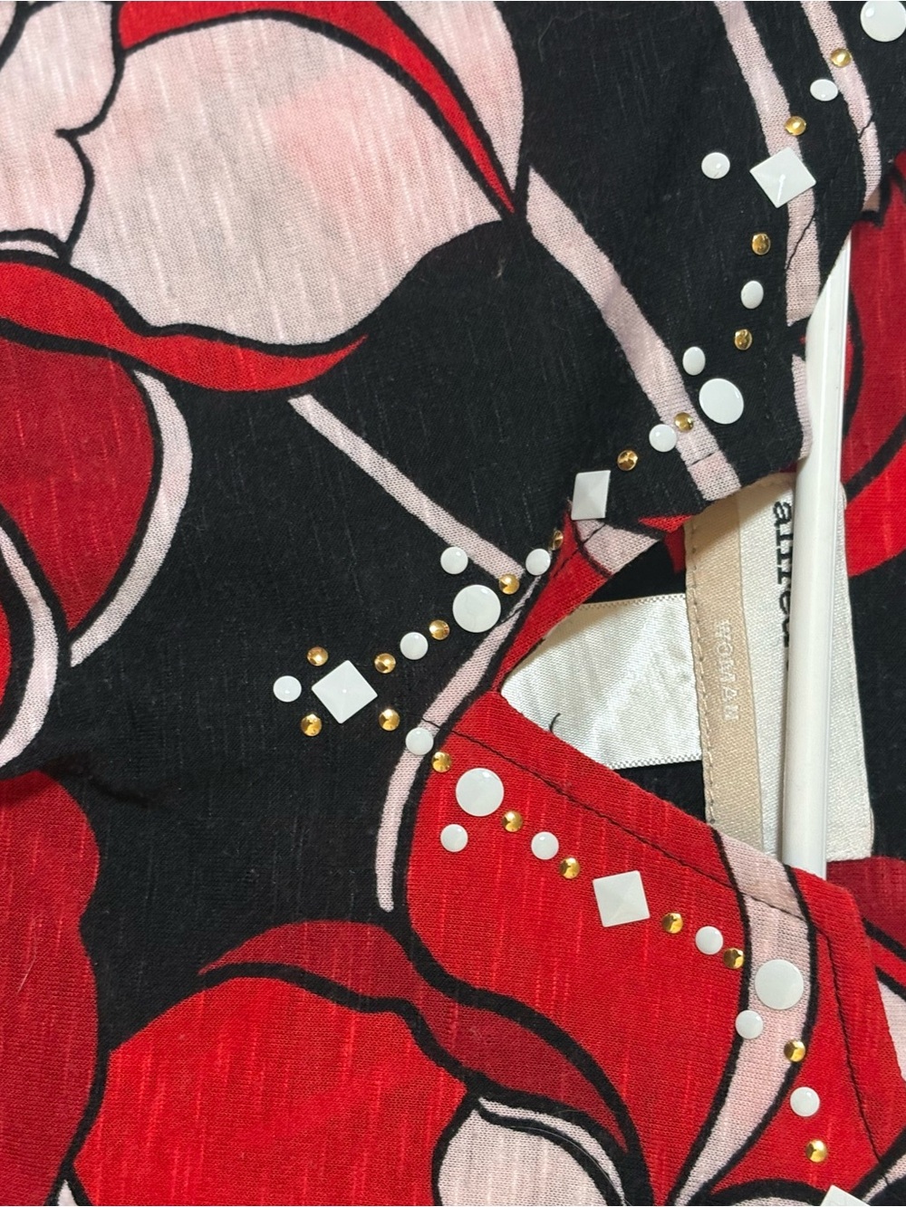Alfred Dunner Top :Red, Black .Stunning Bold Floral . Flattering,Studded V-Neck! - Picture 7 of 9